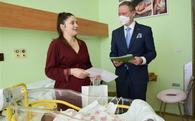 Na Julinku si budeme chvíli zvykat, říká maminka z Polné, která porodila první letošní miminko na Vysočině