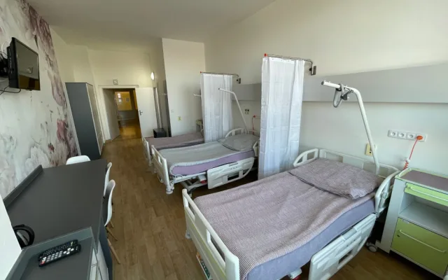 Ženy před porodem mají v jihlavské nemocnici dva opravené pokoje. Jsou v nich nové koupelny a výrazné tapety