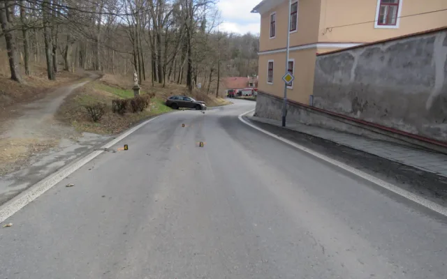 Záchranné složky zasahují u nehody odtahovaného náklaďáku. V kopci se uvolnil a naboural do vozidel a domu