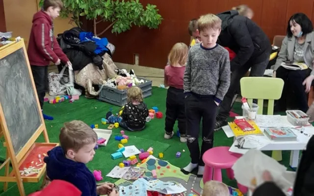 V Jihlavě ode dneška funguje krajské centrum pomoci. Ukrajincům je k dispozici tlumočník, občerstvení i dětský koutek