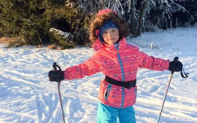 Karolínka s Downovým syndromem chodí do běžné školy, lyžuje a tancuje