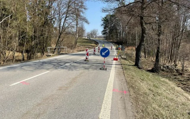 Oprava téměř 70 let starého mostu na I/19 začala. Dopravu na místě budou řídit semafory