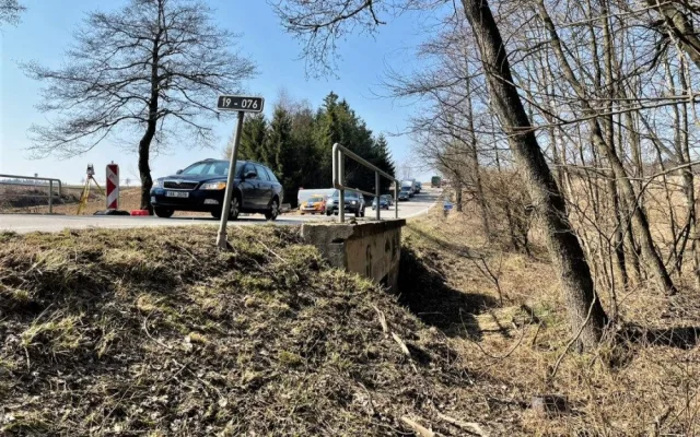 Oprava téměř 70 let starého mostu na I/19 začala. Dopravu na místě budou řídit semafory