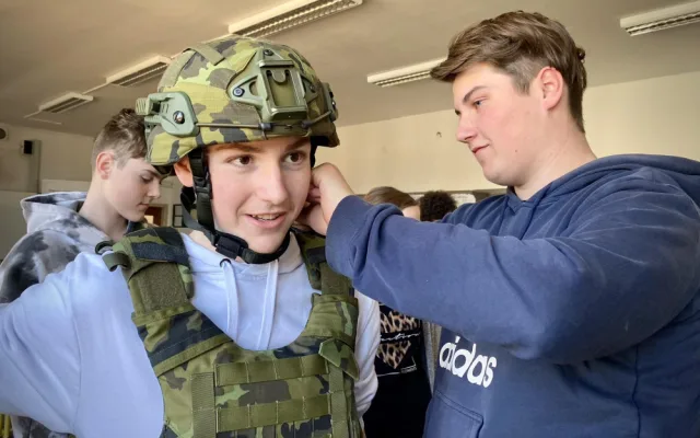Vojáci z vrtulníkové základny navštívili školy na Vysočině. Je chybou, že branná výchova zmizela z osnov, shodují se kantoři