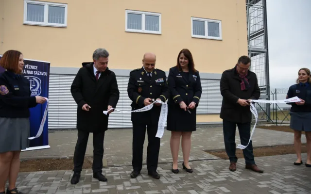 Větší komfort pro odsouzené. Věznice ve Světlé nad Sázavou otevírá novou ubytovnu podle evropských standardů