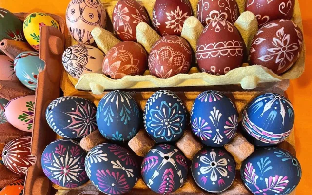 Bez malování by mě asi nebavil svět, říká pětasedmdesátiletá Helena, která už 20 let zdobí kraslice