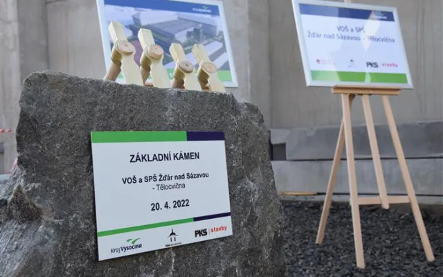 Lidé ve Žďáru budou sportovat v nové sportovní hale s lezeckou stěnou a zelenou střechou