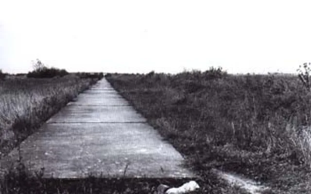 U obce Čestlice u Prahy byly v listopadu 1939 vybetonovány odstavné pruhy v šířce 2,25 m. Fotografie pochází ze šedesátých let, zdroj: ceskedalnice.cz