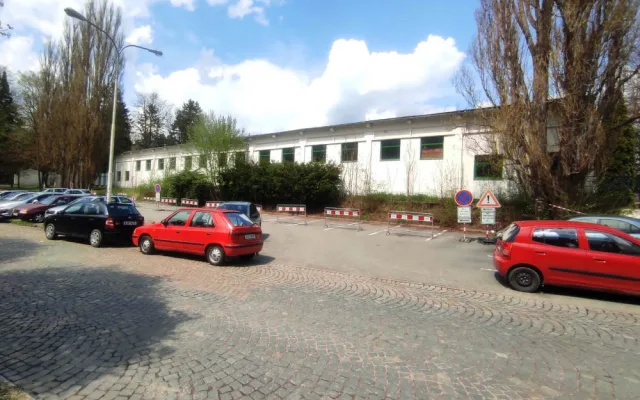 Místo aut zátarasy. Řidiči na jihlavském sídlišti kvůli havarijnímu stavu střechy přišli o 19 parkovacích stání