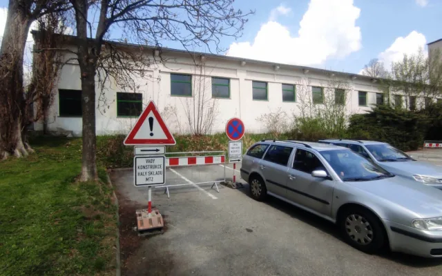 Místo aut zátarasy. Řidiči na jihlavském sídlišti kvůli havarijnímu stavu střechy přišli o 19 parkovacích stání