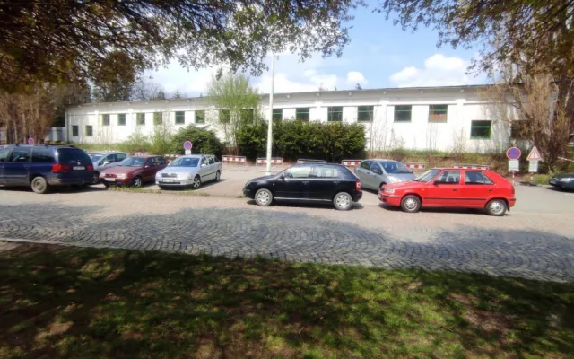 Místo aut zátarasy. Řidiči na jihlavském sídlišti kvůli havarijnímu stavu střechy přišli o 19 parkovacích stání