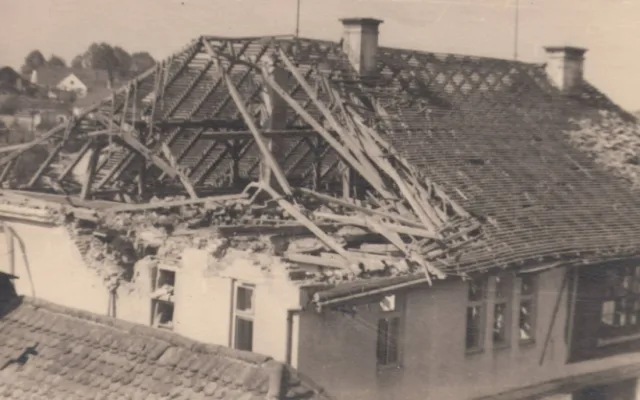 Jeden z domů v Dadešicích na Třebíčsku po bombovém útoku v roce 1945
