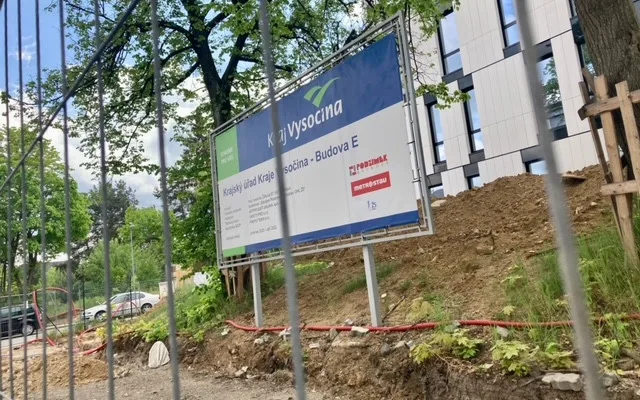 FOTO: Nové kanceláře pro krajské úředníky budou v září hotové. Podívejte se, jak stavba pokročila