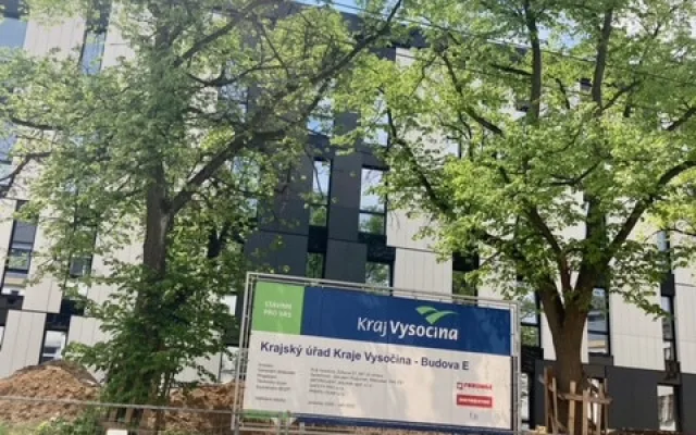 FOTO: Nové kanceláře pro krajské úředníky budou v září hotové. Podívejte se, jak stavba pokročila