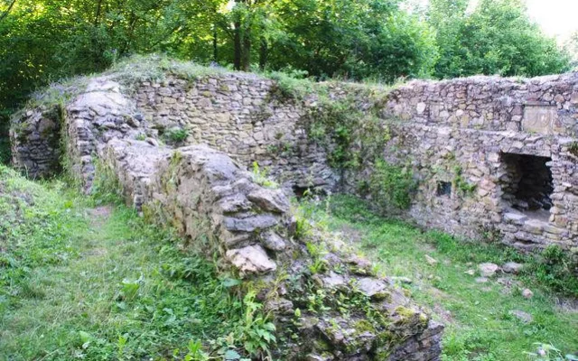 Tip na výlet: Tajemný hrad Ronovec s řadou pověstí. Třeba o generálovi ve zdobené rakvi s pokladem