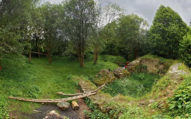 Tip na výlet: Tajemný hrad Ronovec s řadou pověstí. Třeba o generálovi ve zdobené rakvi s pokladem