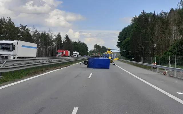 Pondělní nehoda na D1 má již třetí oběť. V nemocnici ráno zemřel zraněný cizinec z dodávky