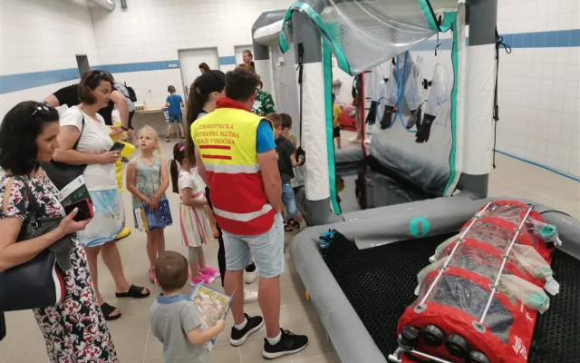 FOTO: Lidé v Jihlavě zažili den se záchranáři. Zkoušela se resuscitace a poprvé i simulátor vrtulníku