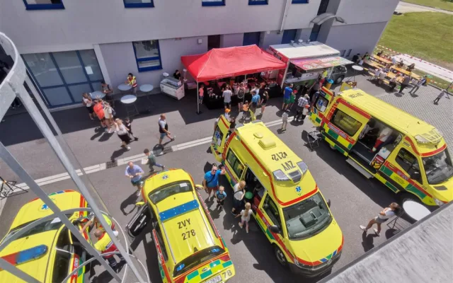 FOTO: Lidé v Jihlavě zažili den se záchranáři. Zkoušela se resuscitace a poprvé i simulátor vrtulníku