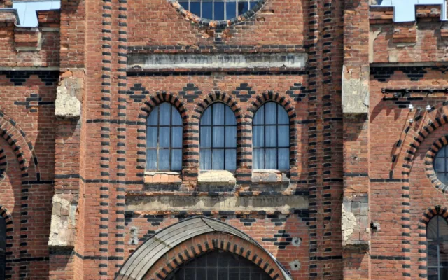 Dříve sklad německé armády, teď tržnice. Blýská se synagoze ve Velkém Meziříčí na lepší časy?