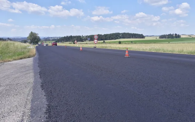 FOTO: U Vladislavi je položený nový mikrokoberec. Omezení pro řidiče tak brzy skončí