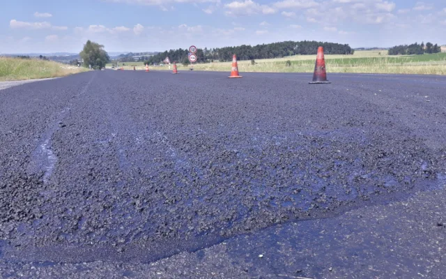 FOTO: U Vladislavi je položený nový mikrokoberec. Omezení pro řidiče tak brzy skončí
