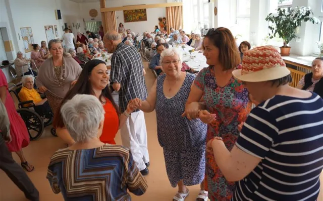 FOTO: Ples v létě? Senioři na Lesnově si ho užili na maximum, přišli i jejich nejbližší