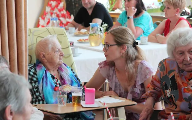 FOTO: Ples v létě? Senioři na Lesnově si ho užili na maximum, přišli i jejich nejbližší