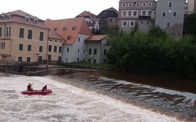 Fotografie z pátrací akce na Vltavě v Českém Krumlově. Foto: Policie ČR