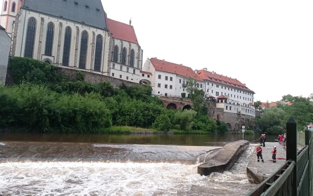 Fotografie z pátrací akce na Vltavě v Českém Krumlově. Foto: Policie ČR