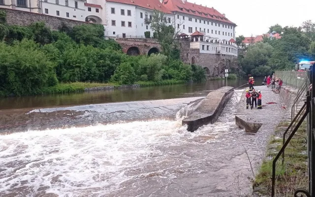 Fotografie z pátrací akce na Vltavě v Českém Krumlově. Foto: Policie ČR