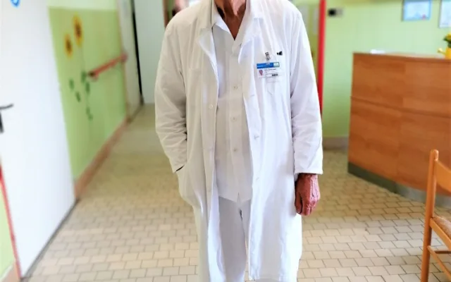Emeritní primář z pelhřimovské nemocnice slaví 90 let. Člověk je spokojený, když v práci vše funguje, říká Vladimír Leman