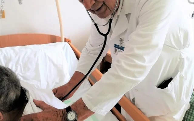 Emeritní primář z pelhřimovské nemocnice slaví 90 let. Člověk je spokojený, když v práci vše funguje, říká Vladimír Leman