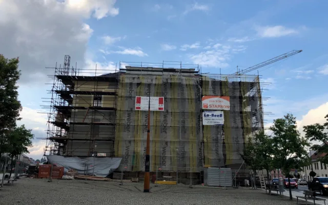 FOTO: Lidé v Třešti si na novou cukrárnu a lékárnu ještě počkají. Oprava budovy na náměstí se protáhne