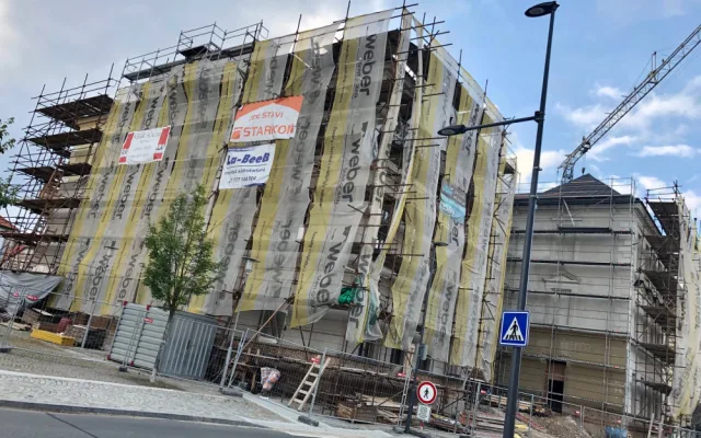 FOTO: Lidé v Třešti si na novou cukrárnu a lékárnu ještě počkají. Oprava budovy na náměstí se protáhne