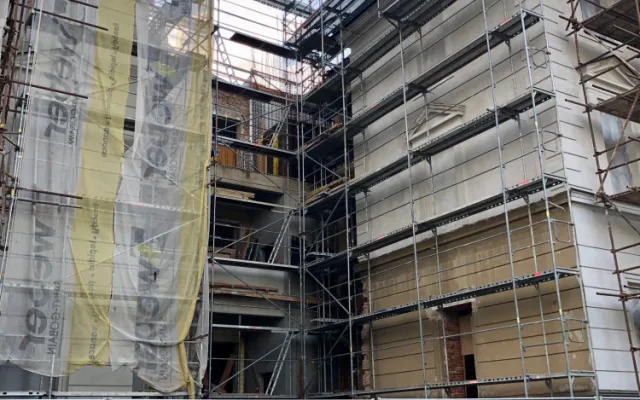 FOTO: Lidé v Třešti si na novou cukrárnu a lékárnu ještě počkají. Oprava budovy na náměstí se protáhne