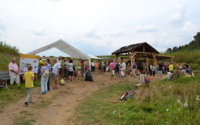 Úctyhodných 1400 stupňů. Na louce na kraji Brodu se opět roztopí středověká sklářská pec