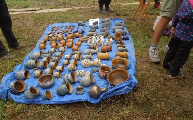 Úctyhodných 1400 stupňů. Na louce na kraji Brodu se opět roztopí středověká sklářská pec