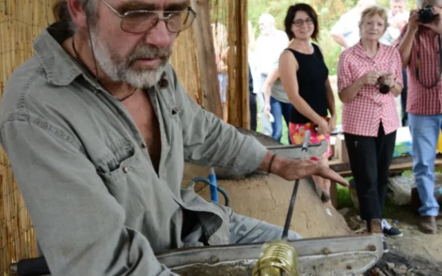 Úctyhodných 1400 stupňů. Na louce na kraji Brodu se opět roztopí středověká sklářská pec