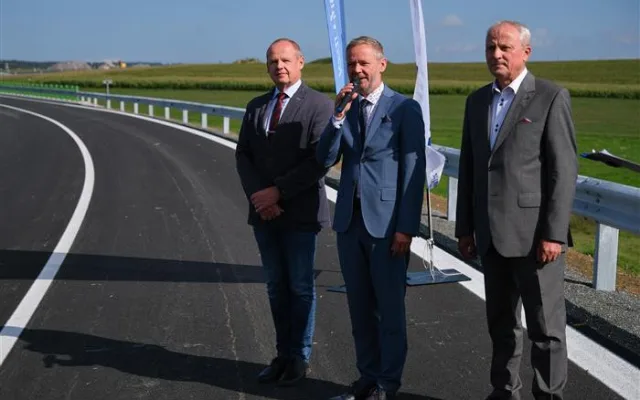 FOTO: Lukavec slaví. Po 15 letech byl dokončen obchvat, už po něm projeli první řidiči