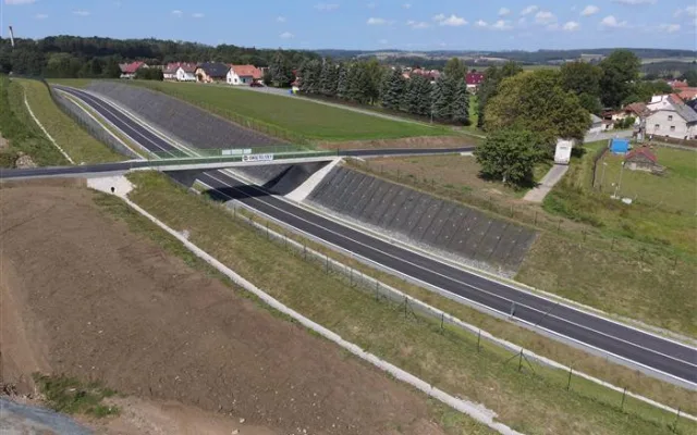 FOTO: Lukavec slaví. Po 15 letech byl dokončen obchvat, už po něm projeli první řidiči