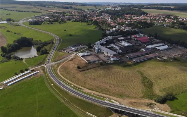 FOTO: Lukavec slaví. Po 15 letech byl dokončen obchvat, už po něm projeli první řidiči