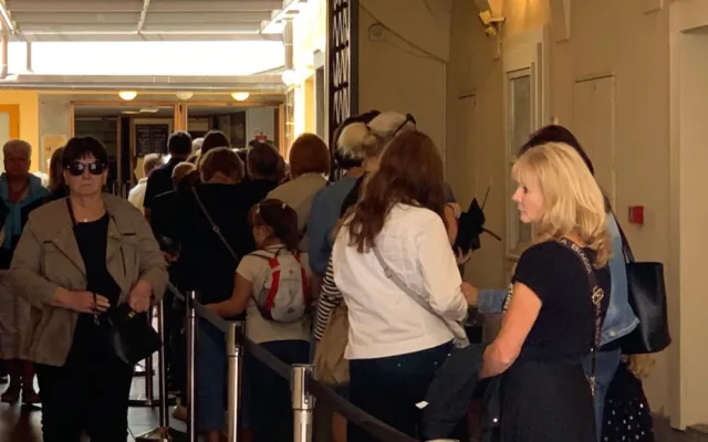 VIDEO: Stovky lidí stojí frontu na poslední rozloučení s Hanou Zagorovou