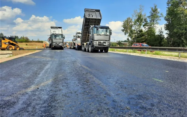 Opravy na jihlavském přivaděči pokračují, teď se pokládá nový asfalt. Denně ho tam padnou dva tisíce tun