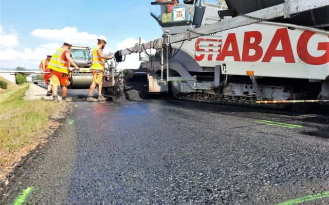 Opravy na jihlavském přivaděči pokračují, teď se pokládá nový asfalt. Denně ho tam padnou dva tisíce tun