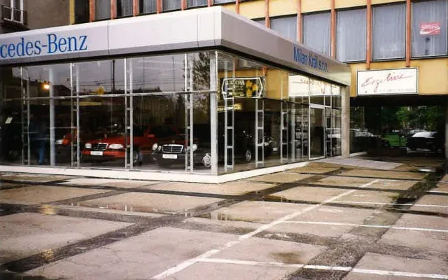 Původní autosalon stál v roce 1993 na Senovážném náměstí v ČB