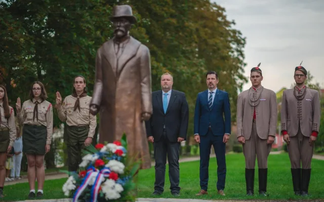 Park v Třebíči nově střeží socha Masaryka. Nestojí na podstavci, na zemi je lidem blíž, říká autorka
