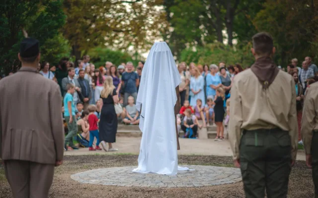 Park v Třebíči nově střeží socha Masaryka. Nestojí na podstavci, na zemi je lidem blíž, říká autorka