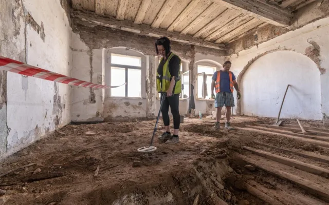 Opravovaný dům na náměstí v Jihlavě přinesl další unikátní objev. Střep s motivem ježka