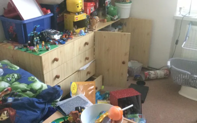 Dříve klidná lokalita, teď se tu bojíme, říká žena z Jihlavy. Podívejte se na její byt po nezvané návštěvě zloděje